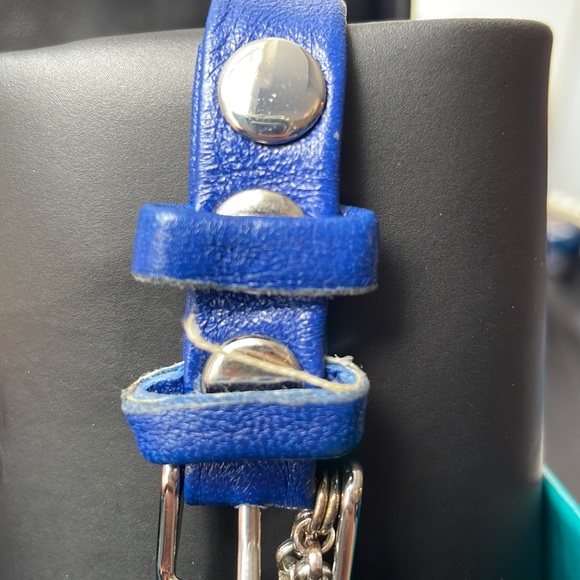 La Mer Collections Women's Leaf Charm Blue Leather Watch - Picture 6 of 10